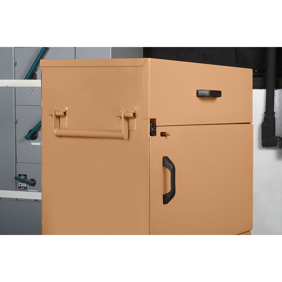 Knaack 118-M-KL DataVault mobile digital plan station, handles detail