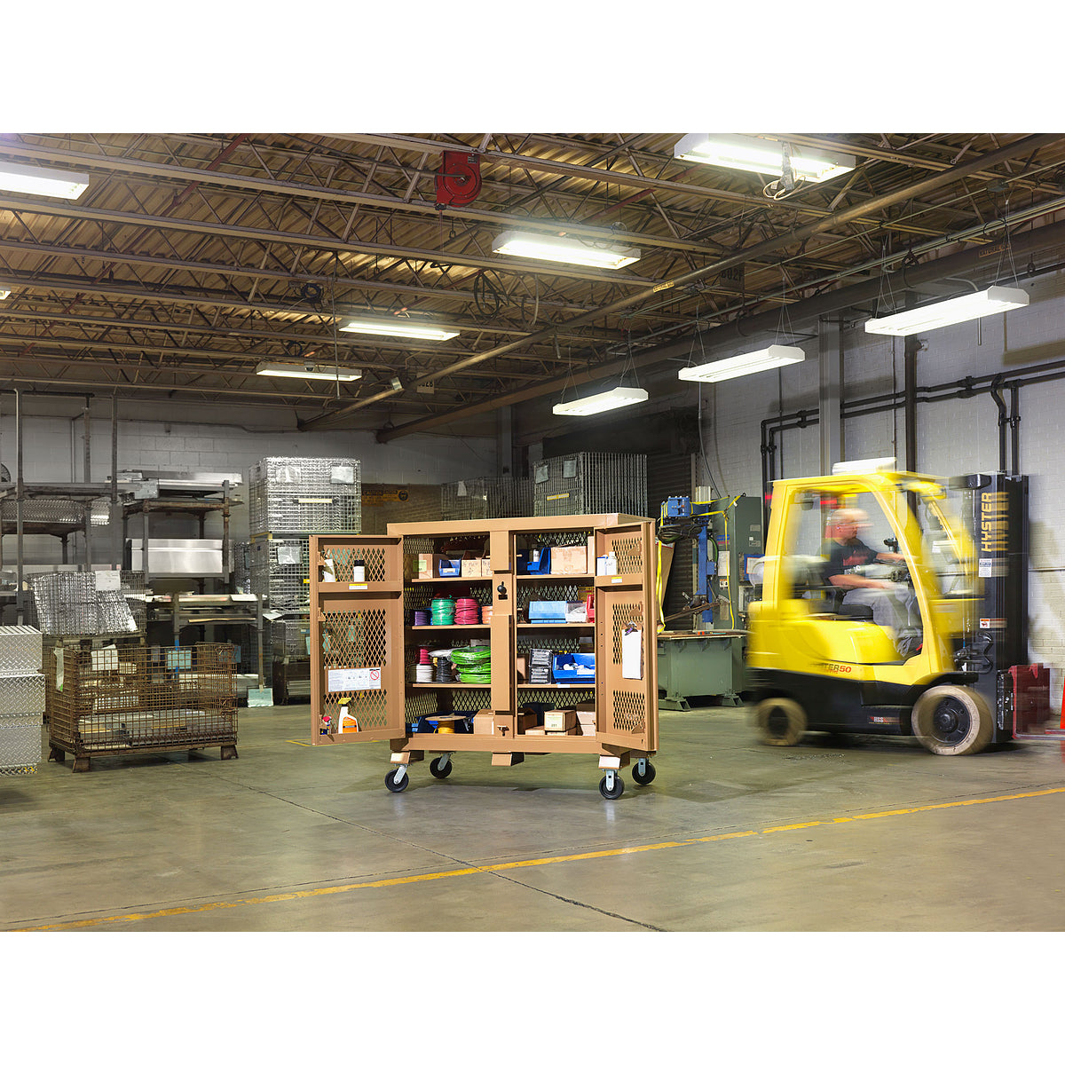 Knaack 139-MT-KL Tool Kage cabinet 59.4 cu ft, interior view