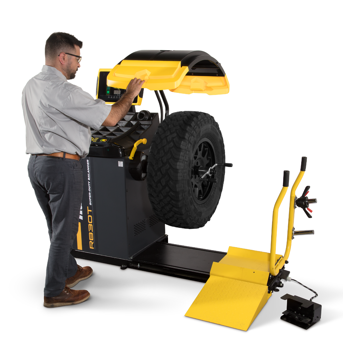 Ranger RB30T wheel balancer in use by technician